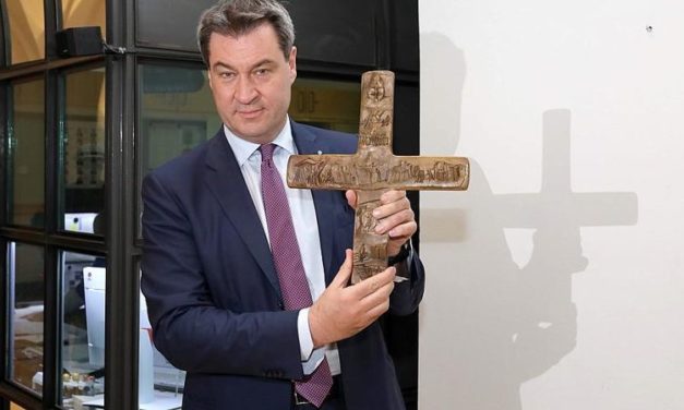 Суд постановив: присутність хрестів у державних установах — обов’язкова