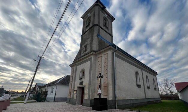 Шенборн. Костел посвячений Святому Архангелу Михаїлу