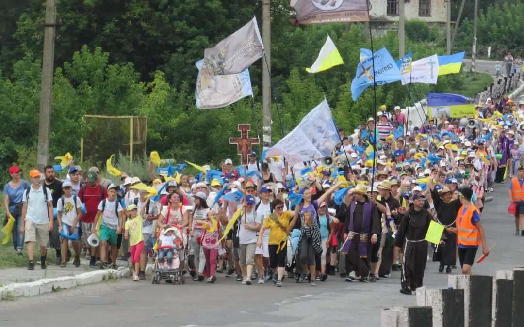 З молитвою крокують паломники до Матері Божої Бердичівської