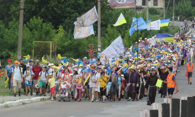 З молитвою крокують паломники до Матері Божої Бердичівської