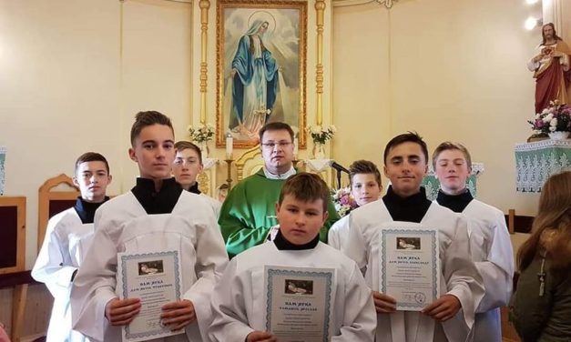 «Святий Тарзицій молись за нас…» Прийняття до рядів міністрантів у Рахові (оновлено)