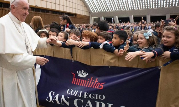 Папа: Виховати означає навчити прямувати вперед і підводитись після падіння