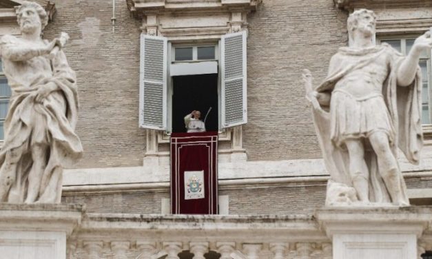 Папа: Доторкаймося до Божого милосердя через Христові рани