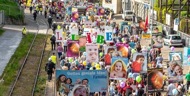 У ЦЮРИХУ НА УЧАСНИКІВ МАРШУ ЗА ЖИТТЯ НАПАЛИ ЛІВОРАДИКАЛИ