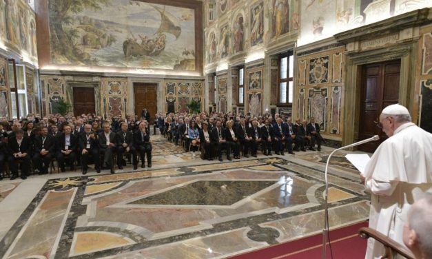 Папа до журналістів: розповідайте добрі новини й викривайте фальшиві