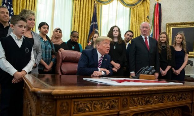 Трамп має намір повернути молитву в державні школи