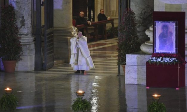 Ватикан: Папа уділив надзвичайне благословення «Urbi et Orbi»