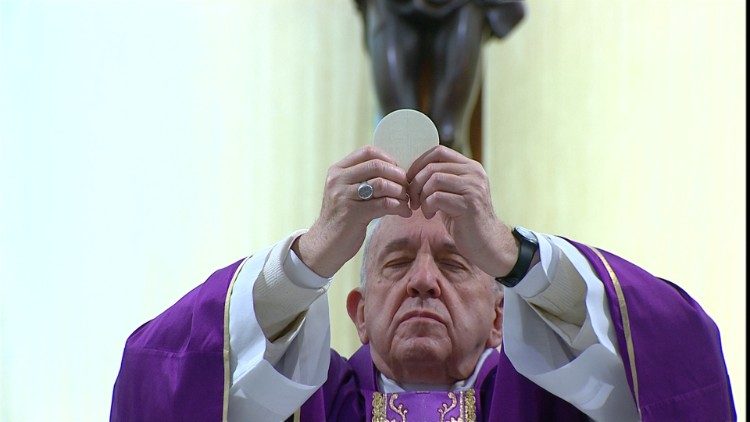 Коронавірус: Папа закликав священиків приносити хворим Святе Причастя