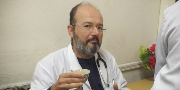 Італійський священик, лікар за фахом, на час пандемії повернувся до лікарні