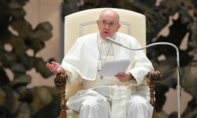 Папа: Коли життя здається даремним, Бог нагадує: «Ти моя люба дитина»