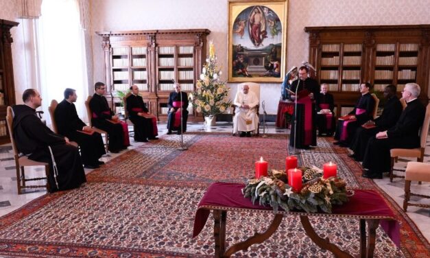 Папа: Той, хто молиться, ніколи не повертається до світу спиною