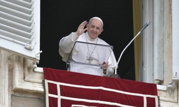 Папа: Хто ходить у світлі, той не може не чинити добрі діла