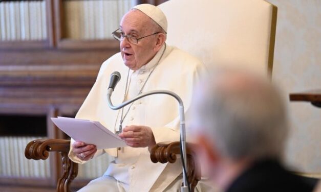 Папа: Молитися за інших – це перший спосіб їх любити