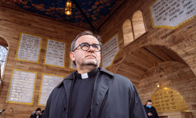 Отець Патрік Дебуа: Бог не запитає тебе, що зробив Путін чи Макрон. Він запитає, що зробив ти