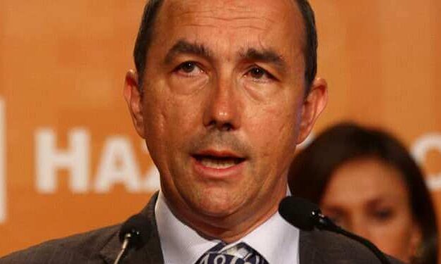 Іспанський депутат написав у твіттері, що чоловіки не можуть народжувати дітей. Його забанили за «мову ненависті»