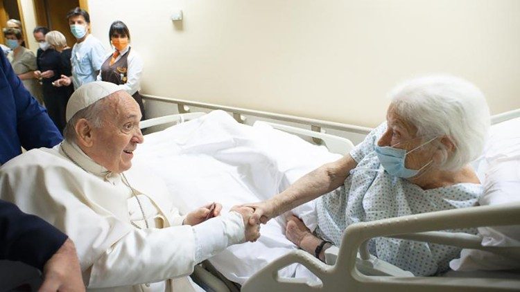 Папа завершив курс післяопераційної терапії, але ще залишається у лікарні