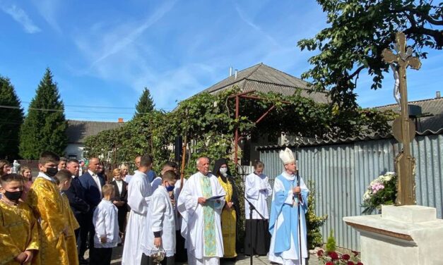 Парафіяльне родинне свято у Сторожниці – відпуст, уділення таїнства Конфірмації та освячення хреста