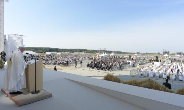 Папа: Віра – шлях, пророцтво і співчуття; Церква, що стоїть на місці, починає псуватися