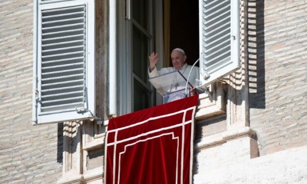 Папа: Справжня слава здобувається не вивищенням понад інших, а служінням