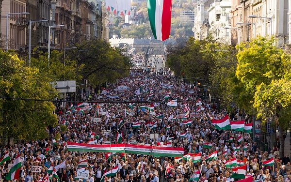 До 500 тисяч угорців вийшли на антикомуністичний Марш Миру