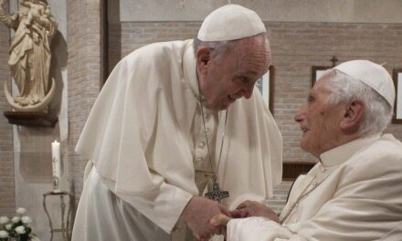 Папа Франциск відвідав Бенедикта XVI, аби привітати з Великоднем і 95-річчям