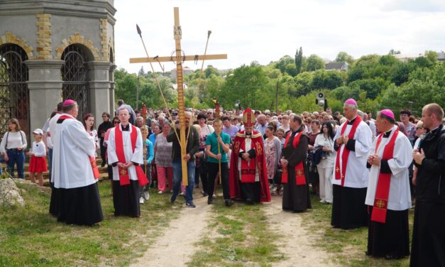 Всеукраїнський молебень Хресної Дороги