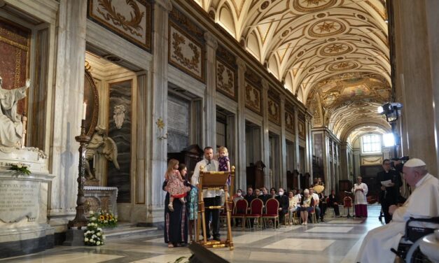 Разом з українцями Риму Папа Франциск помолився Розарій за мир