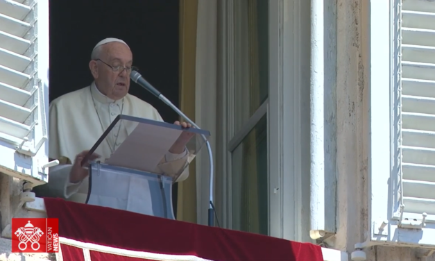 Папа: Я близький з народом України, щодня ураженим ракетним дощем