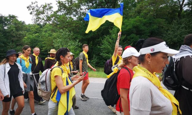 Царице України, випроси нам мир!