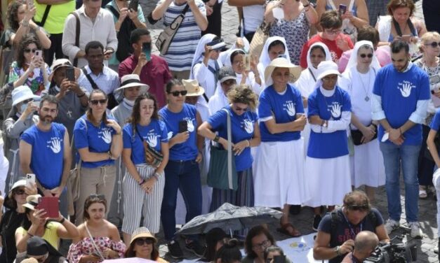 Папа: Залишаймося витривалими в молитві за український народ