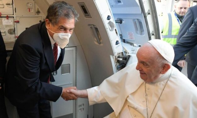 Папа Франциск відлетів до Казахстану