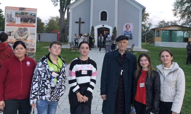 Єпископ Антал Майнек з молоддю у Анки Колесарової