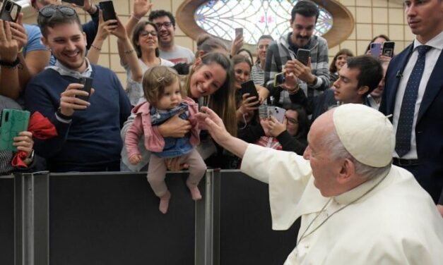 Папа до молоді: парафія є середовищем спільної молитви та співпраці