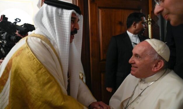 Наступник святого Петра вперше ступив на землю Бахрейну