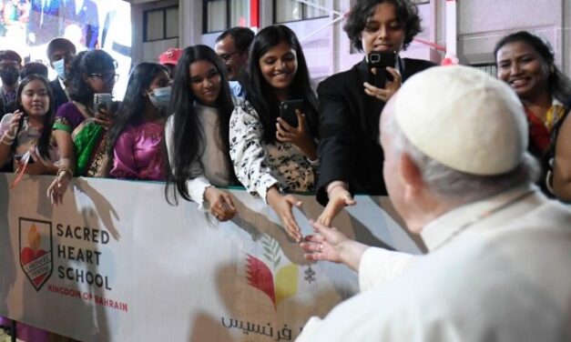 Папа до молоді в Бахрейні: Церква з вами і потребує кожного з вас