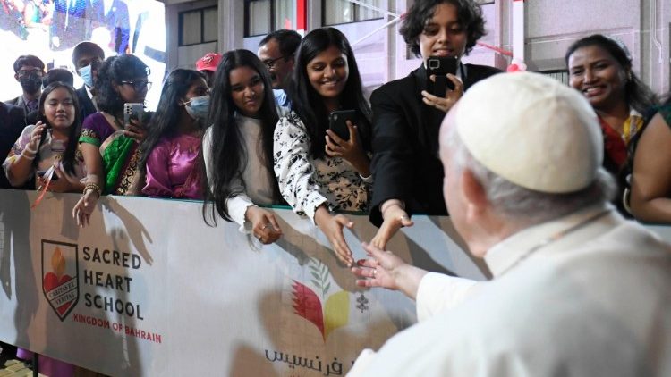 Папа до молоді в Бахрейні: Церква з вами і потребує кожного з вас