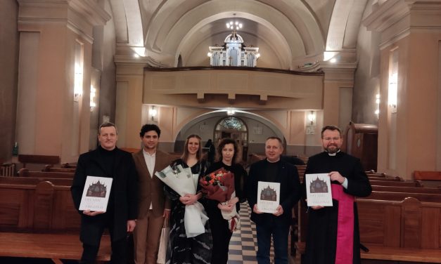 Отець Сулінчак на концерті «Музичне моління» у Хусті: музика і спів скеровує чисті думки до Бога