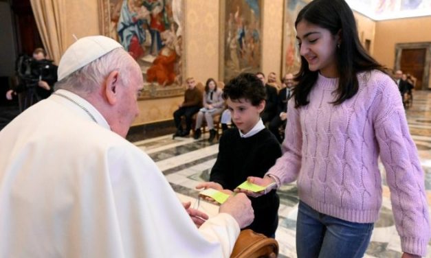 Папа дітям: наші очі не лише для того, аби дивитись на екрани телефонів