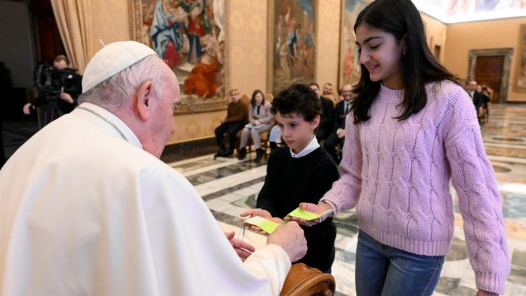 Папа дітям: наші очі не лише для того, аби дивитись на екрани телефонів