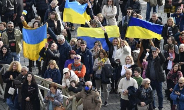 Папа привітав українців на площі Святого Петра, побажавши миру