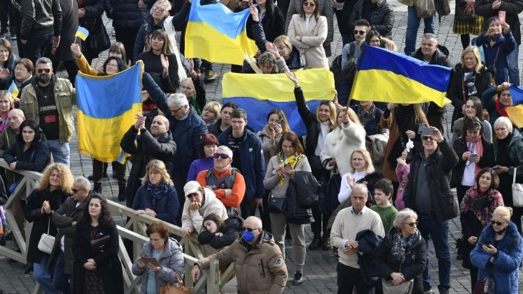 Папа привітав українців на площі Святого Петра, побажавши миру