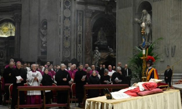 В базиліці Святого Петра триває прощання з Папою-емеритом Бенедиктом XVI