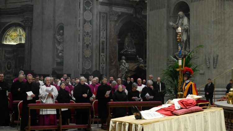 В базиліці Святого Петра триває прощання з Папою-емеритом Бенедиктом XVI