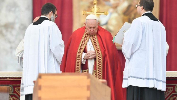 Отче, в Твої руки віддаємо його духа. Проповідь Папи на похороні Бенедикта XVI
