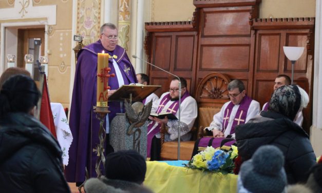У Мукачівській катедрі попрощались із захисником