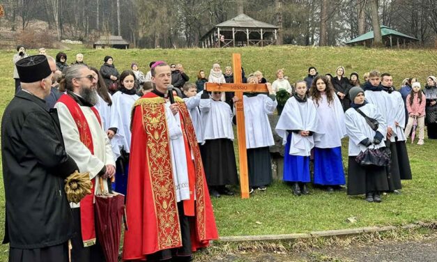 Єпископ Микола Лучок на Хресній ході у Рахові: молімося за навернення наших кривдників