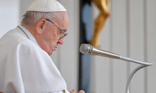 Папа: Богородиці, Матері втіхи і Цариці миру, ввіряю населення України