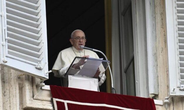 Папа: в період відпусток не занедбуймо молитву за мир, особливо, для України