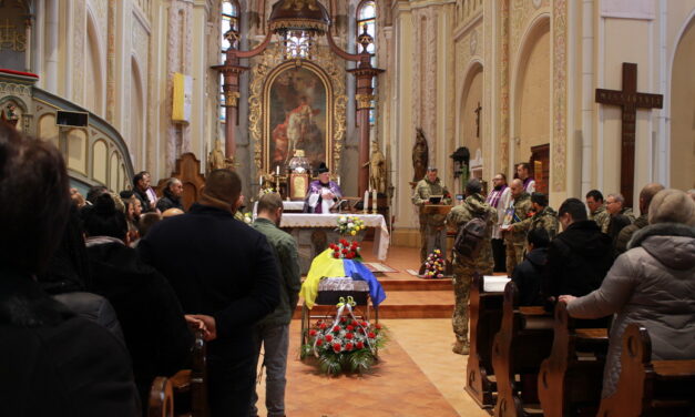 У Мукачеві попрощалися із загиблим захисником