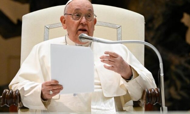 Папа: в Україні бомбардують цивільних, молюся за жертви і за їхніх рідних